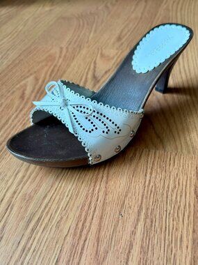 X‑Appeal Daisy White Backless Heels Size 7 | Wood‑Look Platform & Bow